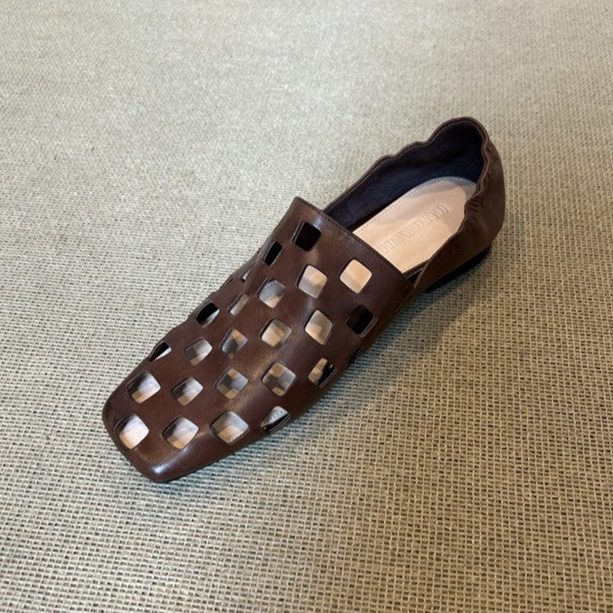 Womens Retro Flat Shoes With Hollowed-Out Pleats For A Sophisticated Look